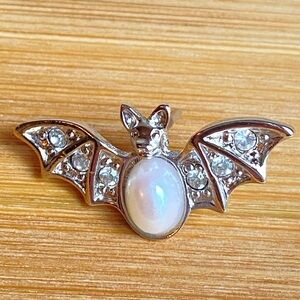 Avon Halloween silvertone bat lapel tack pin with rhinestones and faux pearl VTG